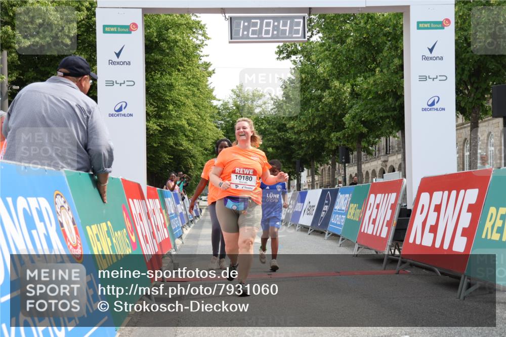 15.06.2025 - REWE Women's Run Strokosch-Dieckow http://msf.ph/oto/7931060 15.06.2025 10:29:21 Ziel 10065, 10180, 10420, 10689 meine-sportfotos.de
