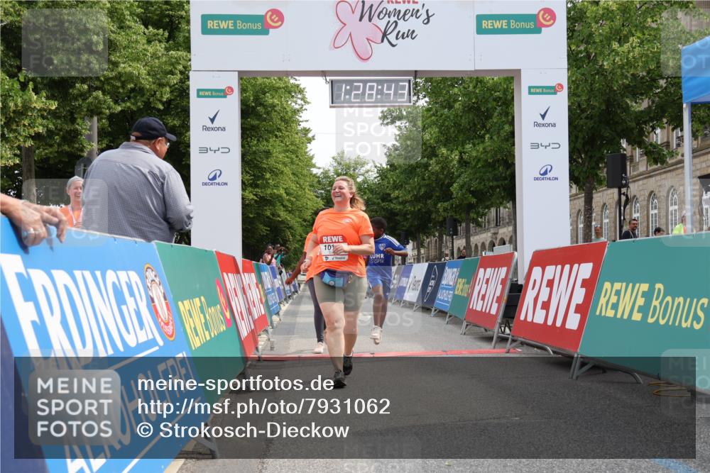15.06.2025 - REWE Women's Run Strokosch-Dieckow http://msf.ph/oto/7931062 15.06.2025 10:29:22 Ziel 10065, 10180, 10420, 10689 meine-sportfotos.de
