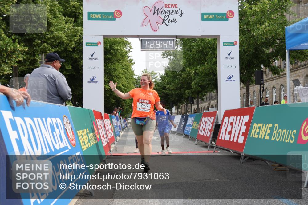 15.06.2025 - REWE Women's Run Strokosch-Dieckow http://msf.ph/oto/7931063 15.06.2025 10:29:22 Ziel 10065, 10180, 10420, 10689 meine-sportfotos.de