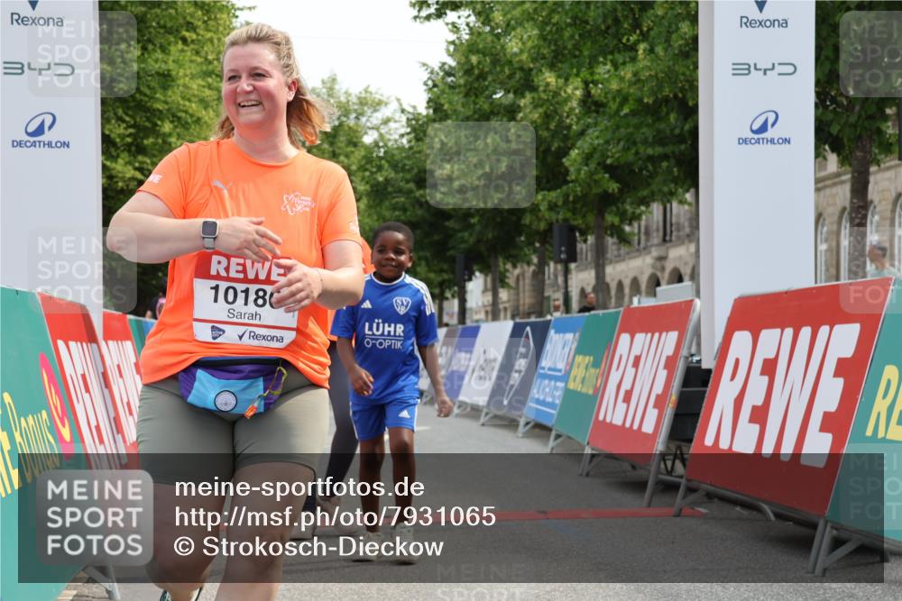 15.06.2025 - REWE Women's Run Strokosch-Dieckow http://msf.ph/oto/7931065 15.06.2025 10:29:23 Ziel 10065, 10180, 10420, 10689 meine-sportfotos.de