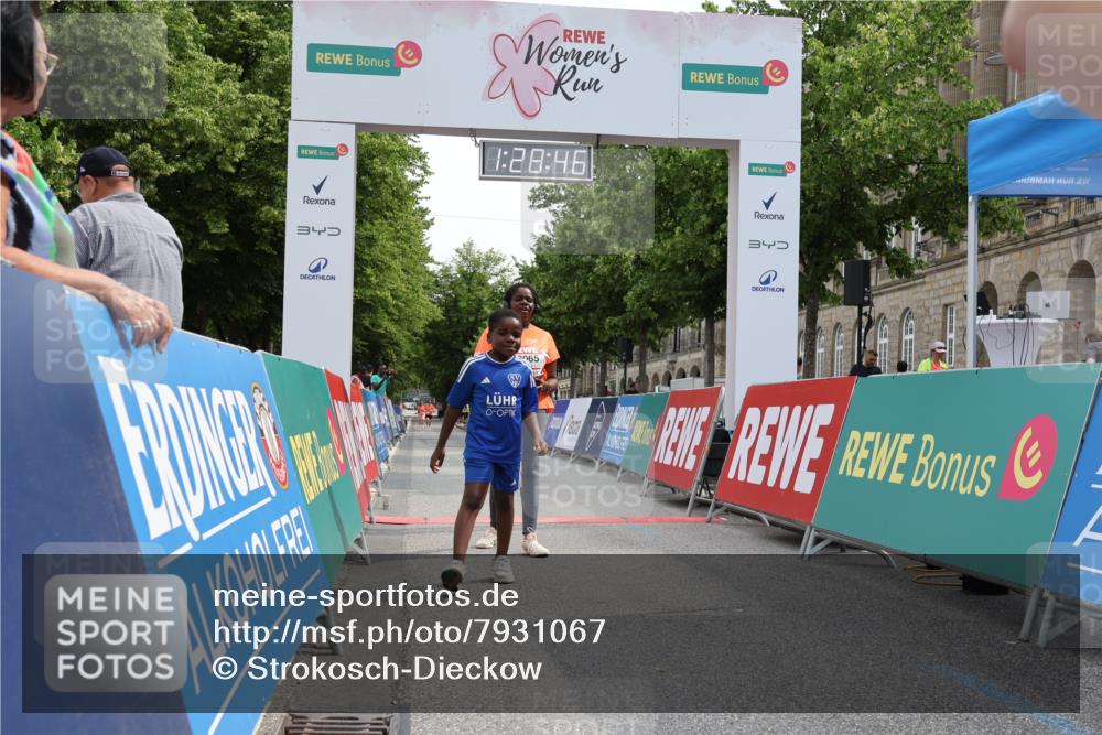 15.06.2025 - REWE Women's Run Strokosch-Dieckow http://msf.ph/oto/7931067 15.06.2025 10:29:25 Ziel 10065, 10180, 10420 meine-sportfotos.de