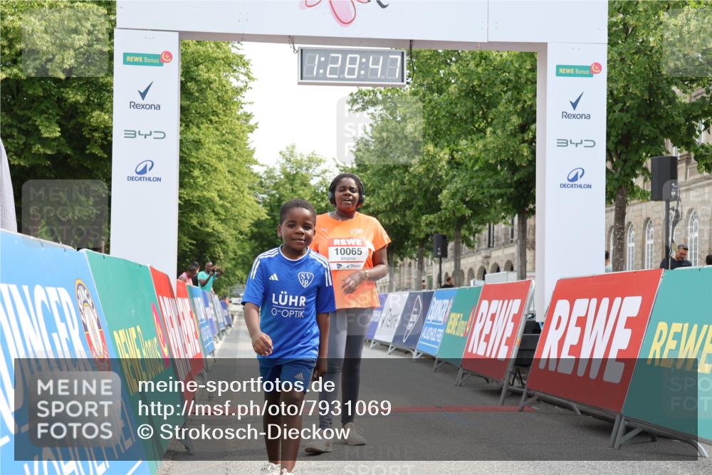 15.06.2025 - REWE Women's Run Strokosch-Dieckow http://msf.ph/oto/7931069 15.06.2025 10:29:25 Ziel 10065, 10180, 10420 meine-sportfotos.de