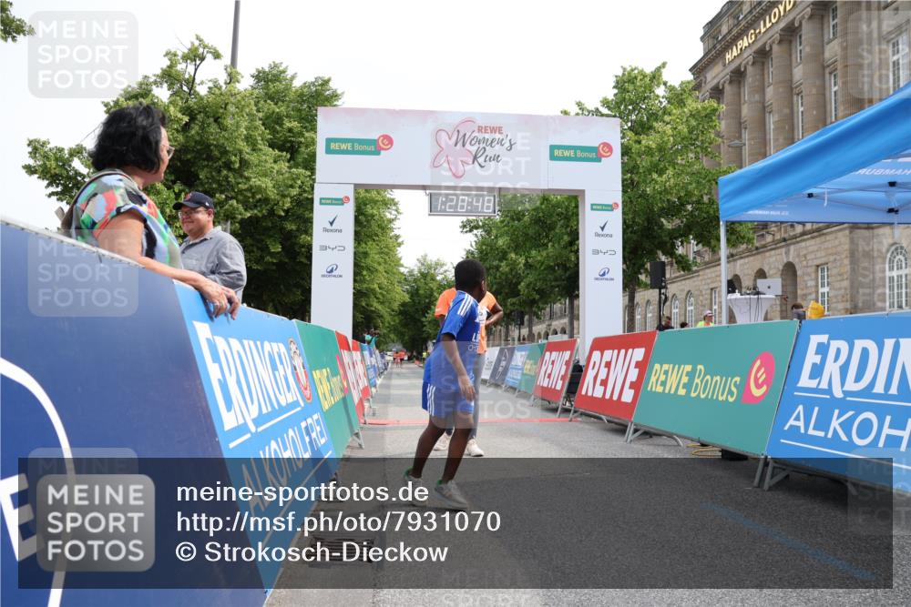 15.06.2025 - REWE Women's Run Strokosch-Dieckow http://msf.ph/oto/7931070 15.06.2025 10:29:26 Ziel 10065, 10180, 10467 meine-sportfotos.de