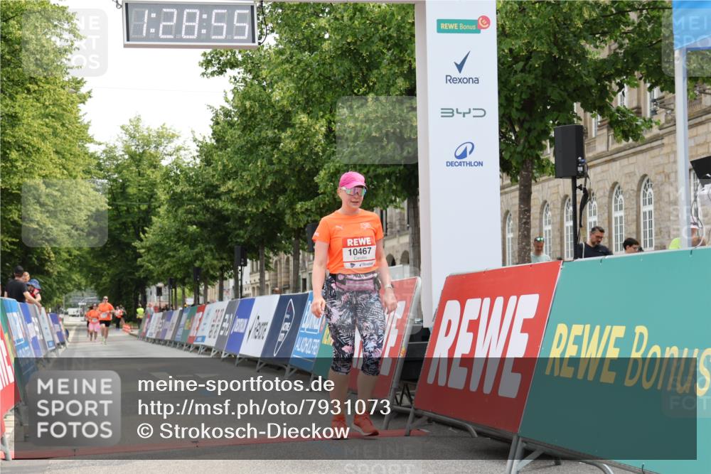 15.06.2025 - REWE Women's Run Strokosch-Dieckow http://msf.ph/oto/7931073 15.06.2025 10:29:33 Ziel 10467 meine-sportfotos.de