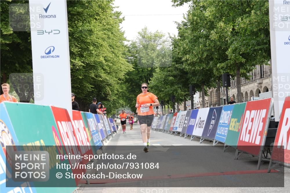 15.06.2025 - REWE Women's Run Strokosch-Dieckow http://msf.ph/oto/7931084 15.06.2025 10:29:48 Ziel 10785 meine-sportfotos.de