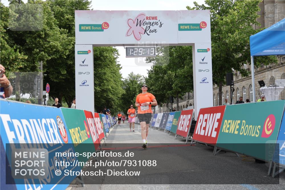 15.06.2025 - REWE Women's Run Strokosch-Dieckow http://msf.ph/oto/7931088 15.06.2025 10:29:51 Ziel 10576, 10785 meine-sportfotos.de