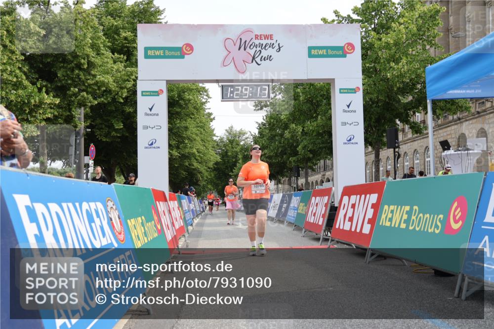 15.06.2025 - REWE Women's Run Strokosch-Dieckow http://msf.ph/oto/7931090 15.06.2025 10:29:52 Ziel 10576, 10785 meine-sportfotos.de