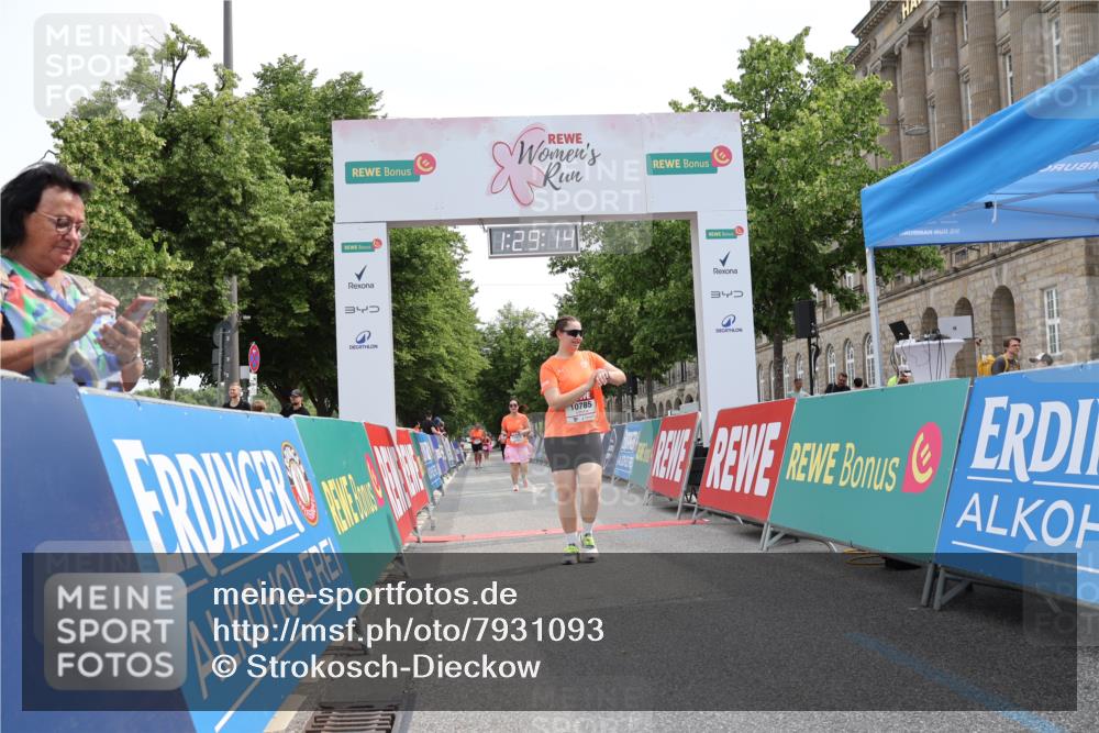 15.06.2025 - REWE Women's Run Strokosch-Dieckow http://msf.ph/oto/7931093 15.06.2025 10:29:52 Ziel 10576, 10785 meine-sportfotos.de