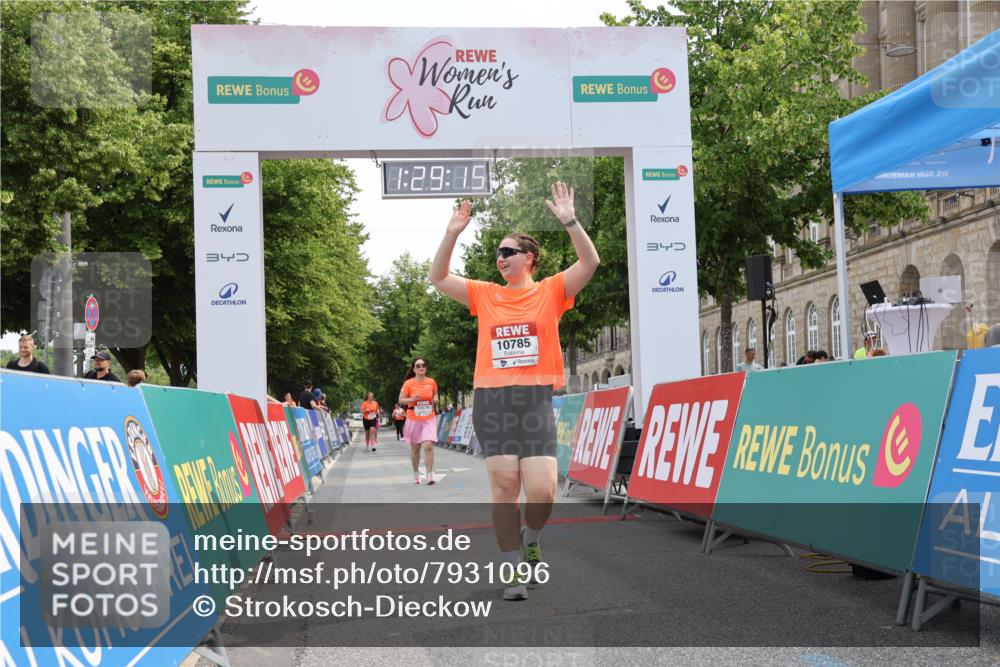 15.06.2025 - REWE Women's Run Strokosch-Dieckow http://msf.ph/oto/7931096 15.06.2025 10:29:53 Ziel 10576, 10785 meine-sportfotos.de