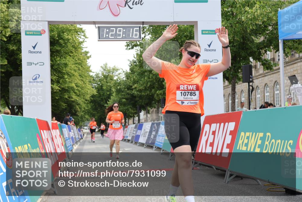 15.06.2025 - REWE Women's Run Strokosch-Dieckow http://msf.ph/oto/7931099 15.06.2025 10:29:54 Ziel 10576, 10785 meine-sportfotos.de