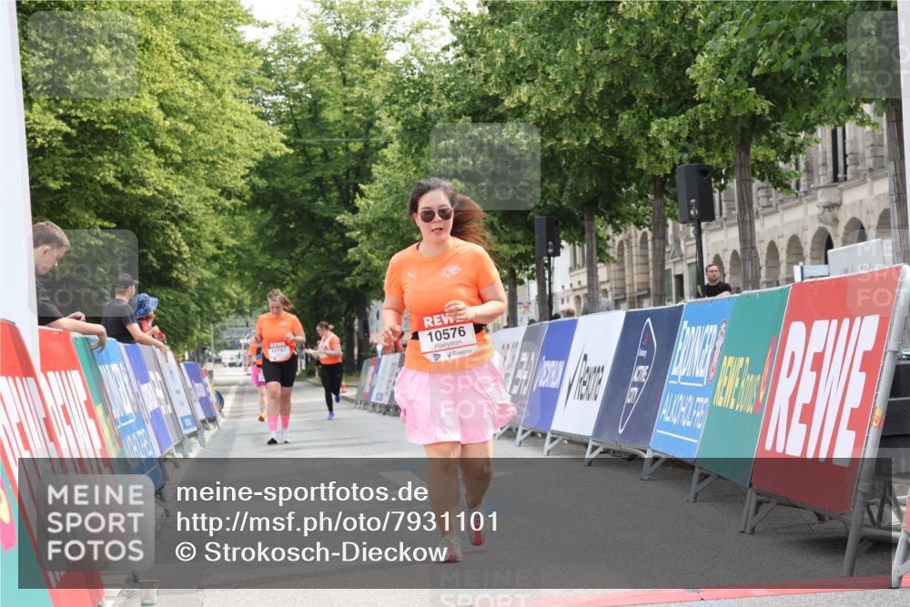 15.06.2025 - REWE Women's Run Strokosch-Dieckow http://msf.ph/oto/7931101 15.06.2025 10:29:55 Ziel 10576, 10785 meine-sportfotos.de