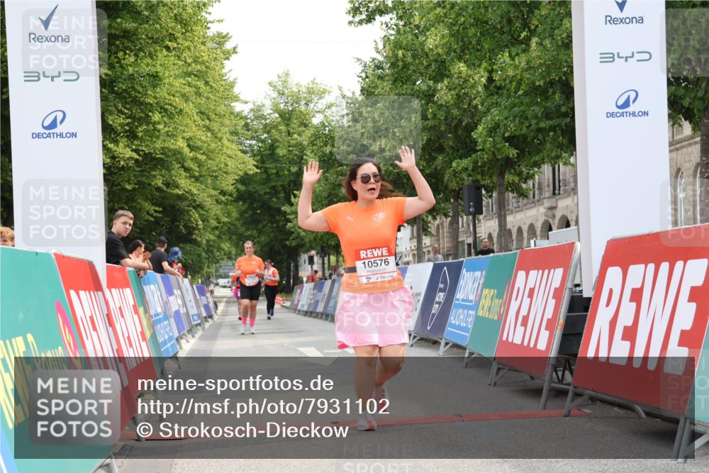 15.06.2025 - REWE Women's Run Strokosch-Dieckow http://msf.ph/oto/7931102 15.06.2025 10:29:56 Ziel 10576, 10785 meine-sportfotos.de