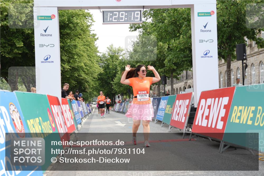 15.06.2025 - REWE Women's Run Strokosch-Dieckow http://msf.ph/oto/7931104 15.06.2025 10:29:57 Ziel 10576, 10785 meine-sportfotos.de