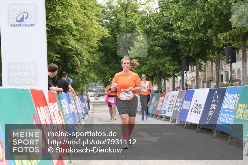 15.06.2025 - REWE Women's Run Strokosch-Dieckow http://msf.ph/oto/7931112 15.06.2025 10:30:03 Ziel 10576, 10787 meine-sportfotos.de