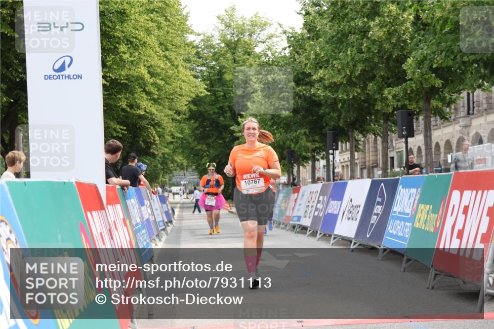 15.06.2025 - REWE Women's Run Strokosch-Dieckow http://msf.ph/oto/7931113 15.06.2025 10:30:03 Ziel 10576, 10787 meine-sportfotos.de