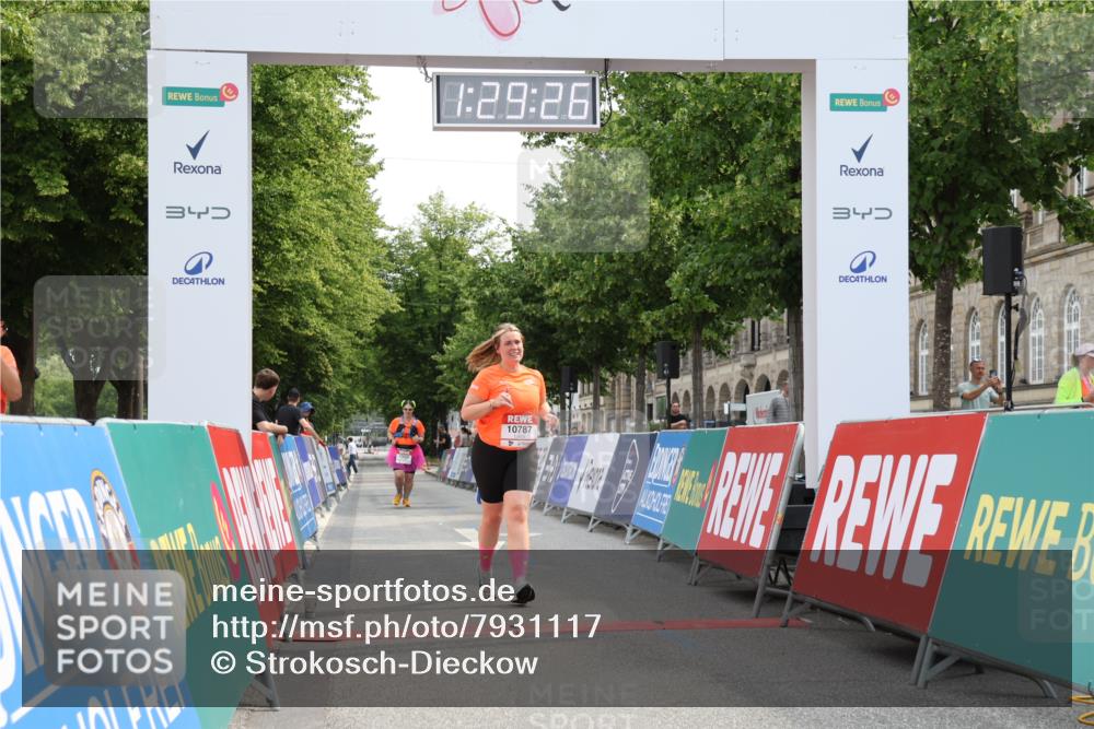 15.06.2025 - REWE Women's Run Strokosch-Dieckow http://msf.ph/oto/7931117 15.06.2025 10:30:04 Ziel 10787 meine-sportfotos.de