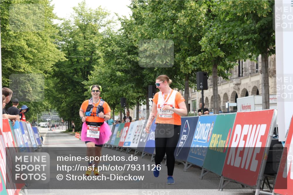 15.06.2025 - REWE Women's Run Strokosch-Dieckow http://msf.ph/oto/7931126 15.06.2025 10:30:09 Ziel 10029, 10787 meine-sportfotos.de