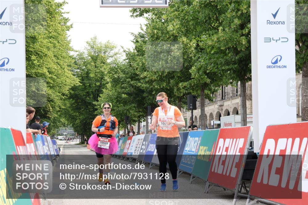 15.06.2025 - REWE Women's Run Strokosch-Dieckow http://msf.ph/oto/7931128 15.06.2025 10:30:10 Ziel 10029, 10787 meine-sportfotos.de