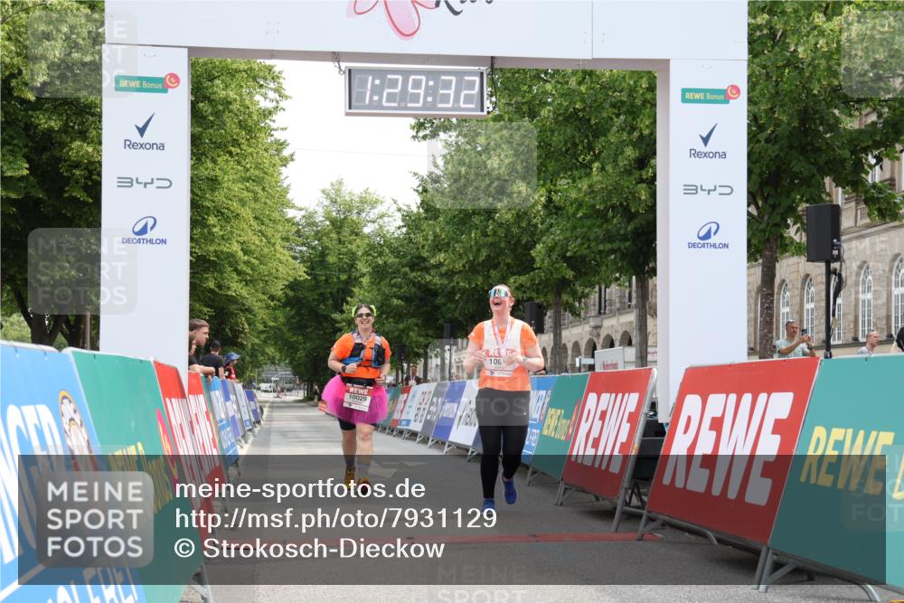15.06.2025 - REWE Women's Run Strokosch-Dieckow http://msf.ph/oto/7931129 15.06.2025 10:30:11 Ziel 10029, 10787 meine-sportfotos.de