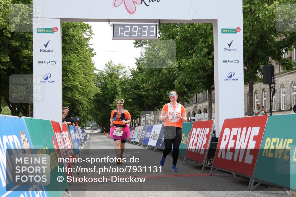 15.06.2025 - REWE Women's Run Strokosch-Dieckow http://msf.ph/oto/7931131 15.06.2025 10:30:11 Ziel 10029, 10787 meine-sportfotos.de
