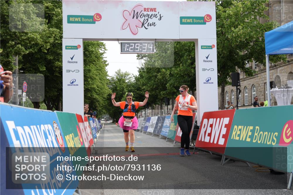 15.06.2025 - REWE Women's Run Strokosch-Dieckow http://msf.ph/oto/7931136 15.06.2025 10:30:12 Ziel 10029, 10787 meine-sportfotos.de