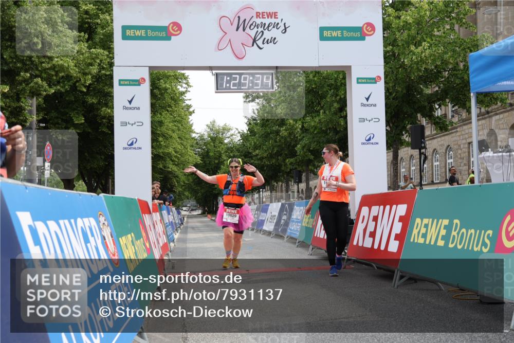 15.06.2025 - REWE Women's Run Strokosch-Dieckow http://msf.ph/oto/7931137 15.06.2025 10:30:12 Ziel 10029, 10787 meine-sportfotos.de