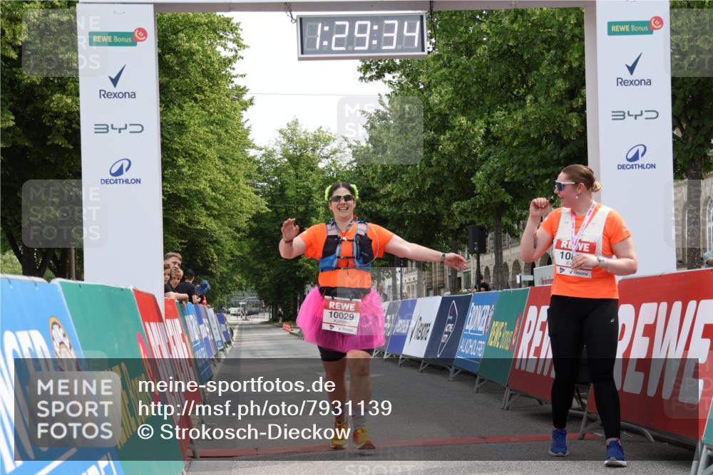 15.06.2025 - REWE Women's Run Strokosch-Dieckow http://msf.ph/oto/7931139 15.06.2025 10:30:13 Ziel 10029 meine-sportfotos.de