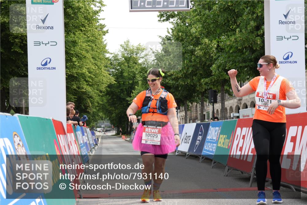 15.06.2025 - REWE Women's Run Strokosch-Dieckow http://msf.ph/oto/7931140 15.06.2025 10:30:13 Ziel 10029 meine-sportfotos.de