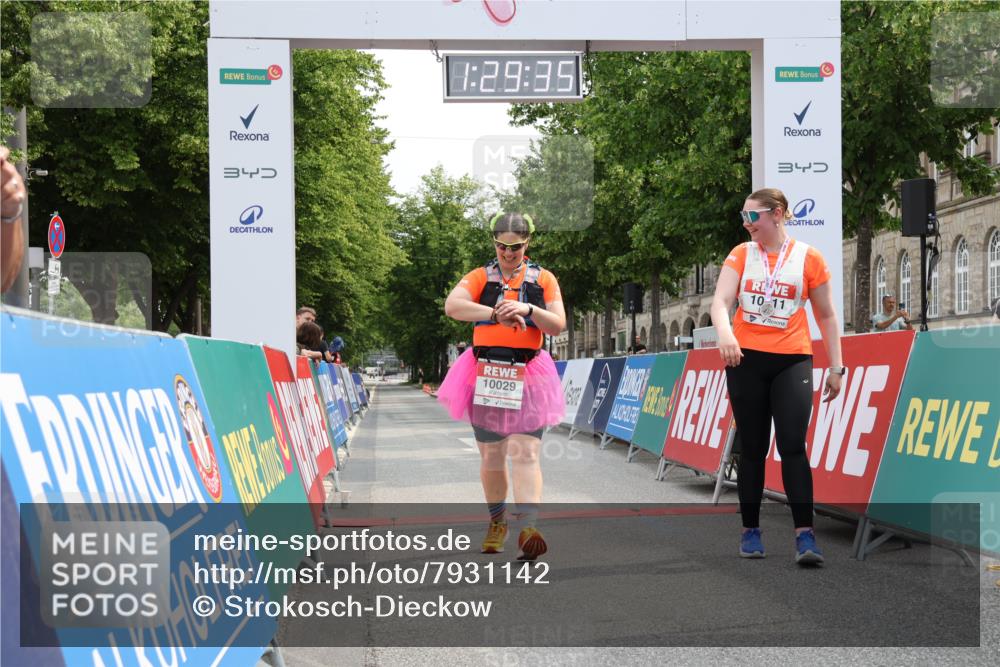 15.06.2025 - REWE Women's Run Strokosch-Dieckow http://msf.ph/oto/7931142 15.06.2025 10:30:14 Ziel 10029 meine-sportfotos.de
