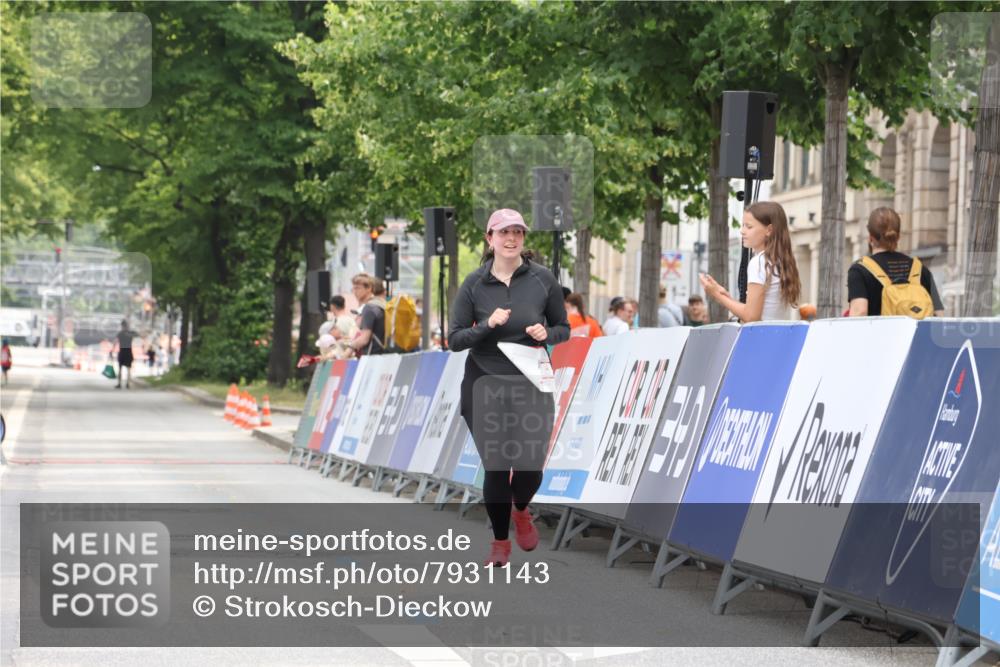 15.06.2025 - REWE Women's Run Strokosch-Dieckow http://msf.ph/oto/7931143 15.06.2025 10:32:46 Ziel 10397 meine-sportfotos.de