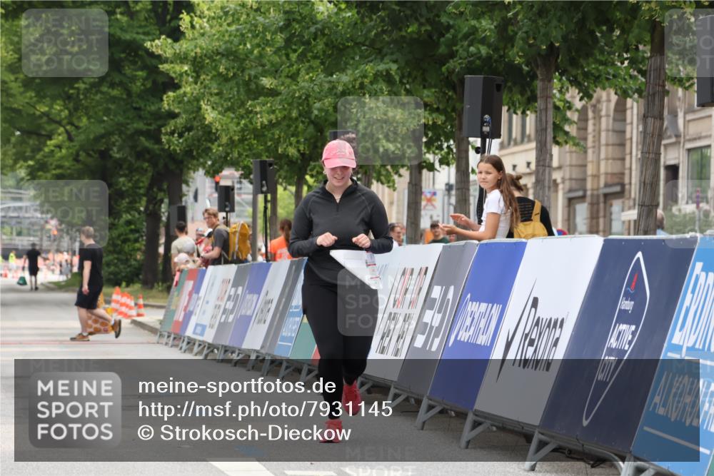 15.06.2025 - REWE Women's Run Strokosch-Dieckow http://msf.ph/oto/7931145 15.06.2025 10:32:48 Ziel 10397 meine-sportfotos.de