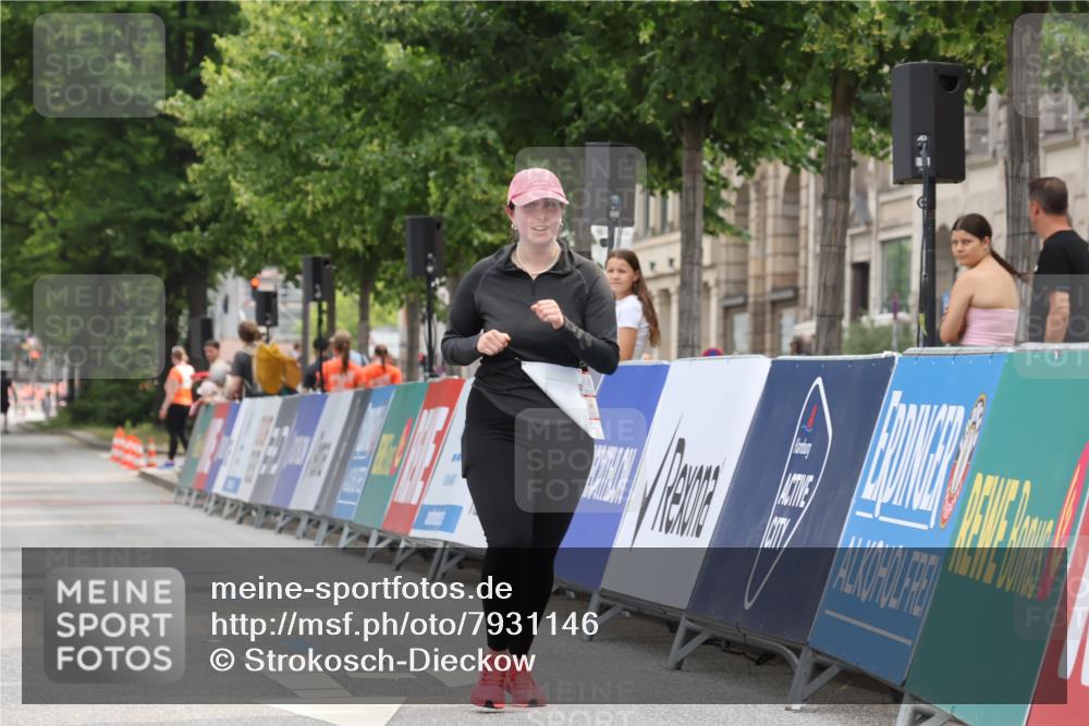 15.06.2025 - REWE Women's Run Strokosch-Dieckow http://msf.ph/oto/7931146 15.06.2025 10:32:50 Ziel 10397 meine-sportfotos.de
