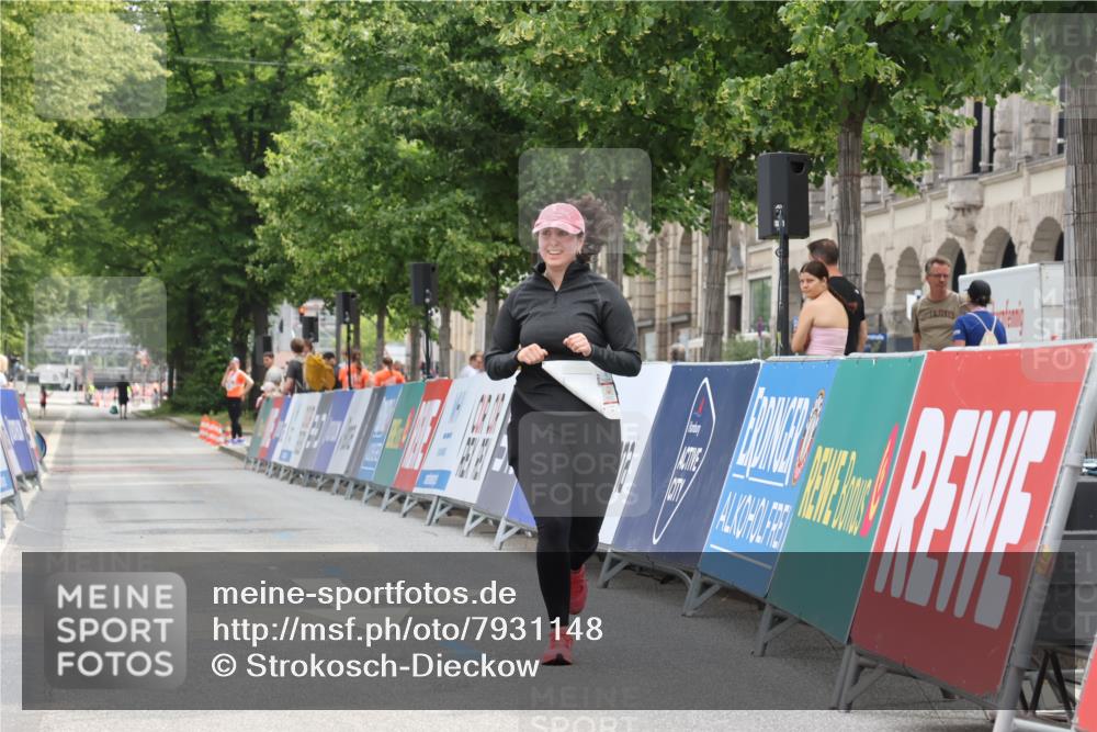 15.06.2025 - REWE Women's Run Strokosch-Dieckow http://msf.ph/oto/7931148 15.06.2025 10:32:51 Ziel 10397 meine-sportfotos.de