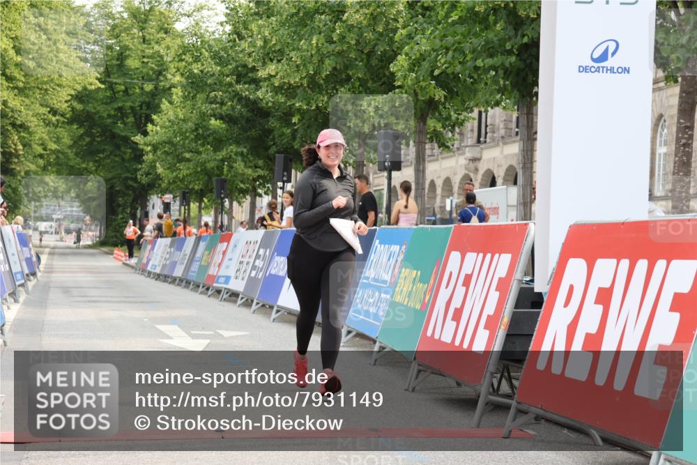 15.06.2025 - REWE Women's Run Strokosch-Dieckow http://msf.ph/oto/7931149 15.06.2025 10:32:52 Ziel 10397 meine-sportfotos.de