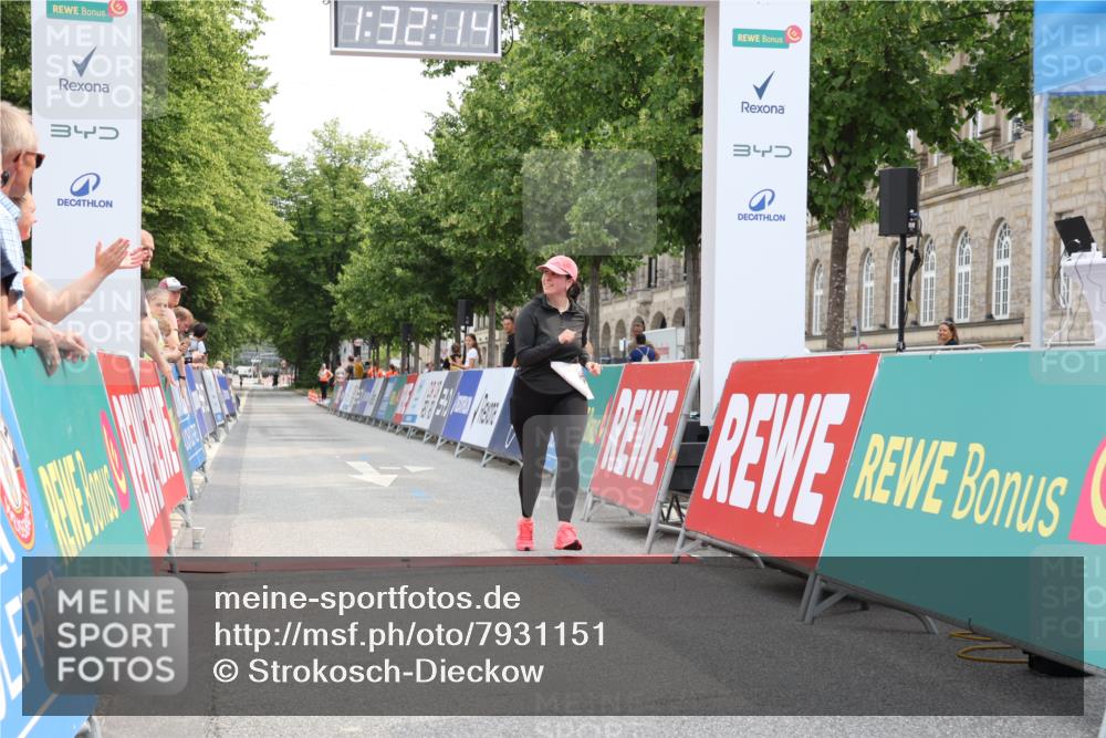 15.06.2025 - REWE Women's Run Strokosch-Dieckow http://msf.ph/oto/7931151 15.06.2025 10:32:52 Ziel 10397 meine-sportfotos.de