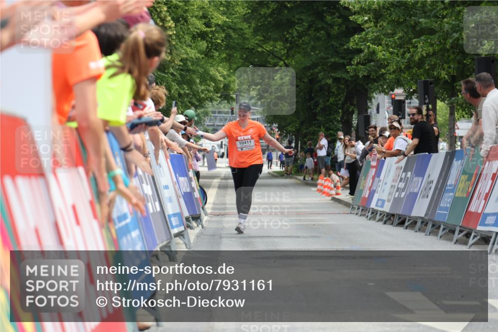 15.06.2025 - REWE Women's Run Strokosch-Dieckow http://msf.ph/oto/7931161 15.06.2025 10:38:14 Ziel  meine-sportfotos.de