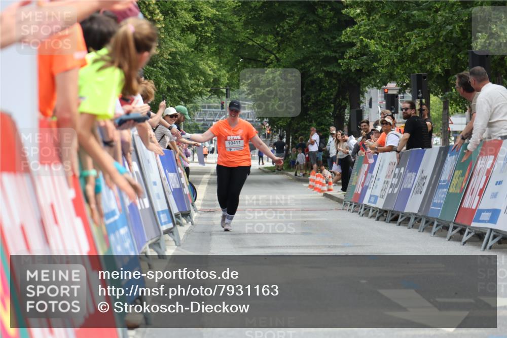 15.06.2025 - REWE Women's Run Strokosch-Dieckow http://msf.ph/oto/7931163 15.06.2025 10:38:14 Ziel  meine-sportfotos.de