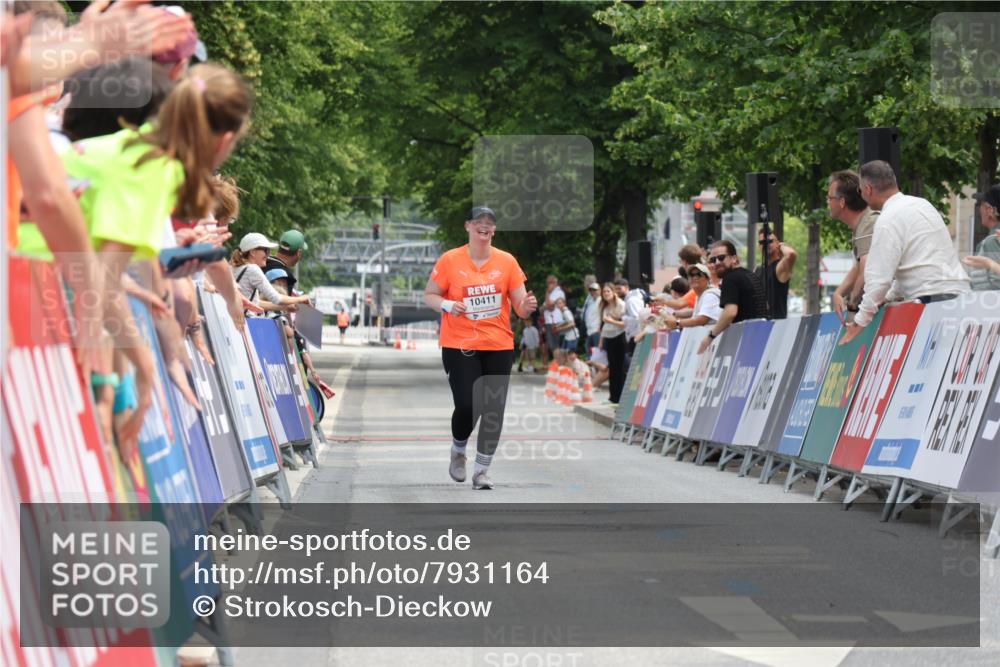 15.06.2025 - REWE Women's Run Strokosch-Dieckow http://msf.ph/oto/7931164 15.06.2025 10:38:15 Ziel  meine-sportfotos.de