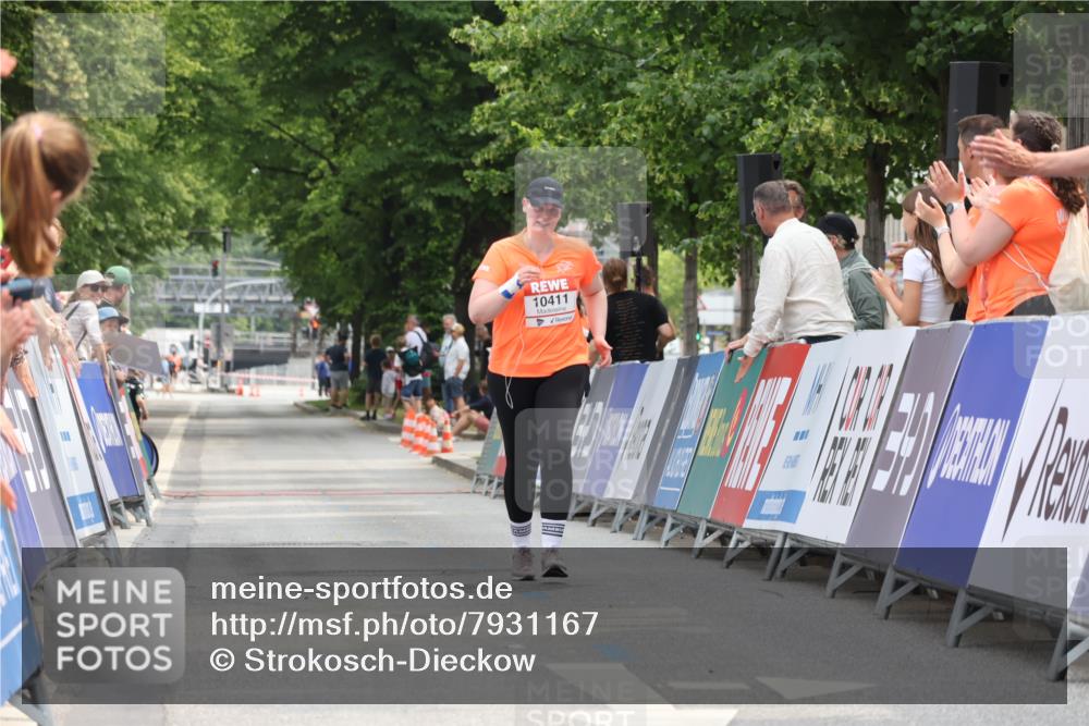 15.06.2025 - REWE Women's Run Strokosch-Dieckow http://msf.ph/oto/7931167 15.06.2025 10:38:19 Ziel  meine-sportfotos.de