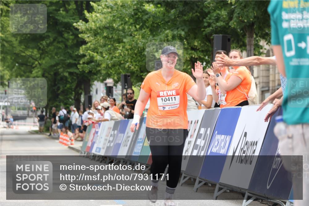 15.06.2025 - REWE Women's Run Strokosch-Dieckow http://msf.ph/oto/7931171 15.06.2025 10:38:23 Ziel 10411 meine-sportfotos.de