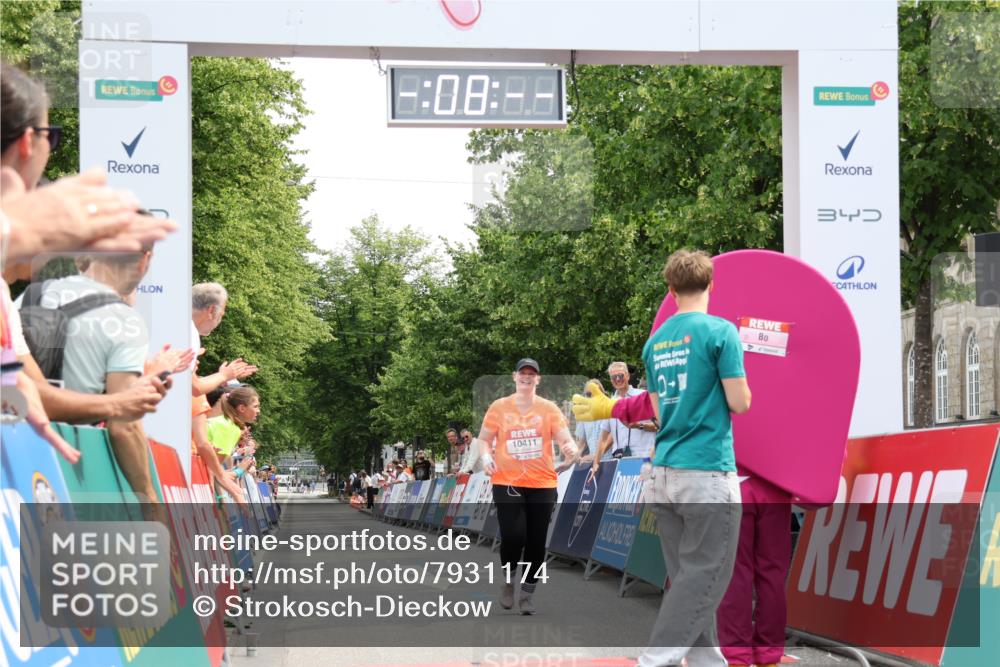 15.06.2025 - REWE Women's Run Strokosch-Dieckow http://msf.ph/oto/7931174 15.06.2025 10:38:26 Ziel 10411 meine-sportfotos.de