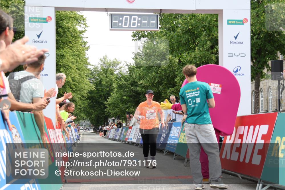 15.06.2025 - REWE Women's Run Strokosch-Dieckow http://msf.ph/oto/7931176 15.06.2025 10:38:26 Ziel 10411 meine-sportfotos.de