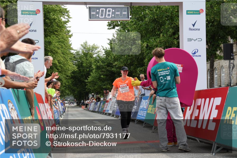 15.06.2025 - REWE Women's Run Strokosch-Dieckow http://msf.ph/oto/7931177 15.06.2025 10:38:27 Ziel 10411 meine-sportfotos.de