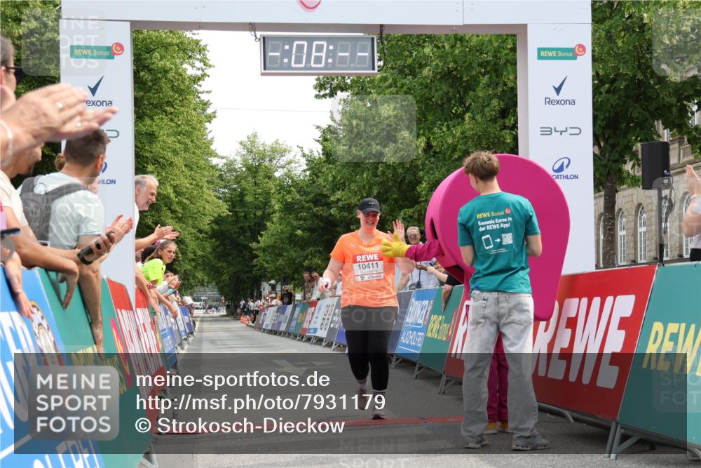 15.06.2025 - REWE Women's Run Strokosch-Dieckow http://msf.ph/oto/7931179 15.06.2025 10:38:27 Ziel 10411 meine-sportfotos.de