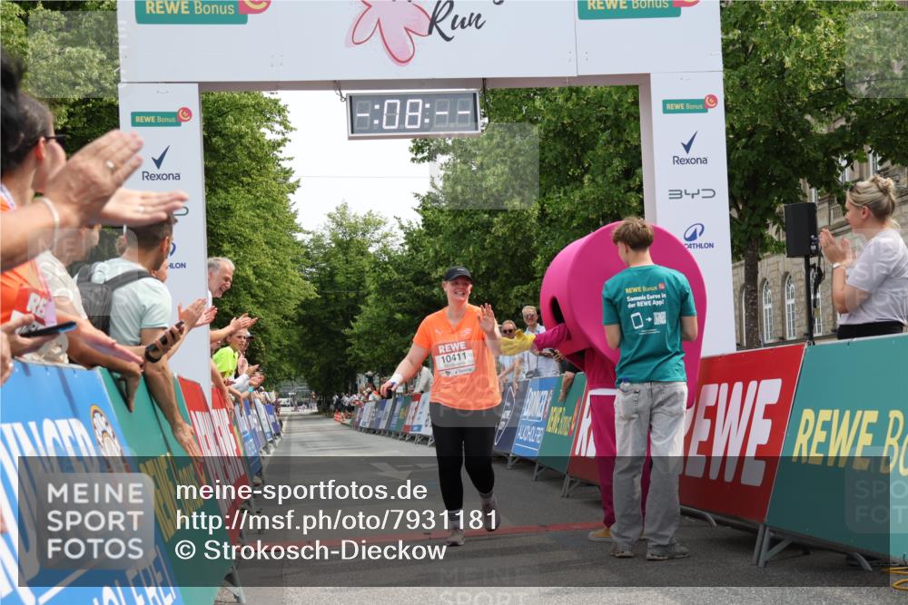 15.06.2025 - REWE Women's Run Strokosch-Dieckow http://msf.ph/oto/7931181 15.06.2025 10:38:28 Ziel 10411 meine-sportfotos.de
