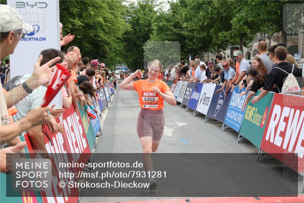 15.06.2025 - REWE Women's Run Strokosch-Dieckow http://msf.ph/oto/7931281 15.06.2025 10:52:01 Ziel 5065, 5353 meine-sportfotos.de