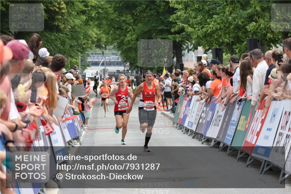 15.06.2025 - REWE Women's Run Strokosch-Dieckow http://msf.ph/oto/7931287 15.06.2025 10:52:16 Ziel  meine-sportfotos.de