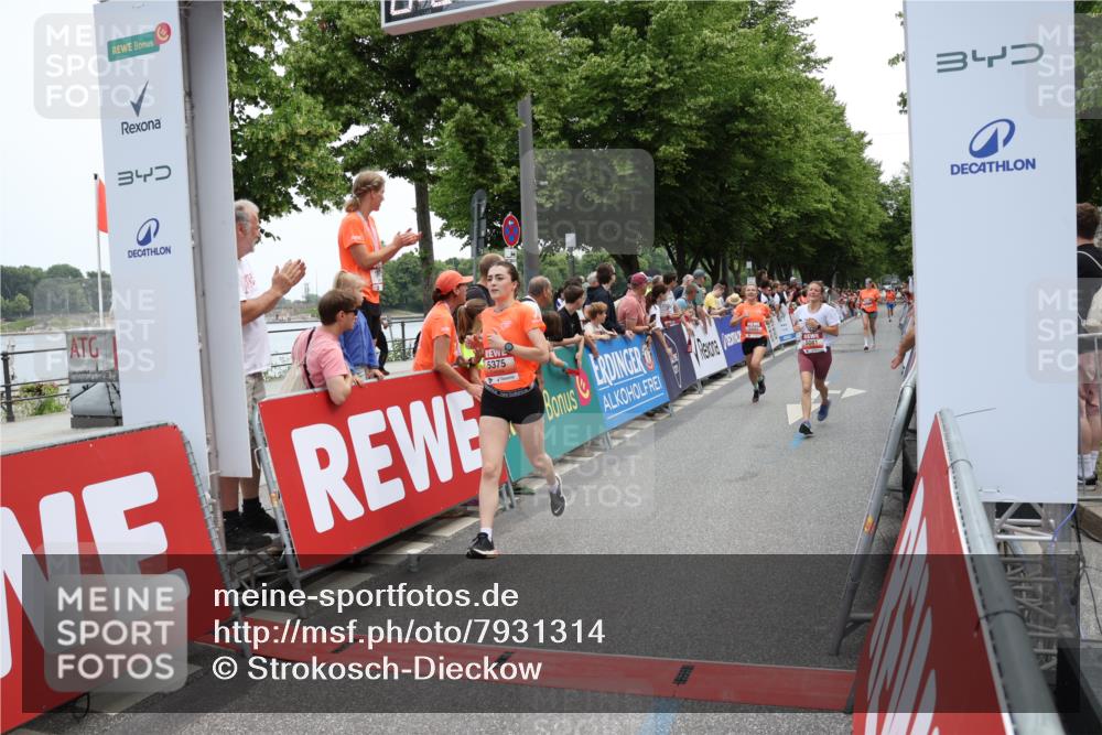 15.06.2025 - REWE Women's Run Strokosch-Dieckow http://msf.ph/oto/7931314 15.06.2025 10:53:49 Ziel 5081, 5375, 5607, 5685 meine-sportfotos.de