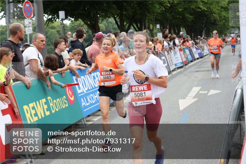 15.06.2025 - REWE Women's Run Strokosch-Dieckow http://msf.ph/oto/7931317 15.06.2025 10:53:50 Ziel 5081, 5375, 5607, 5685 meine-sportfotos.de