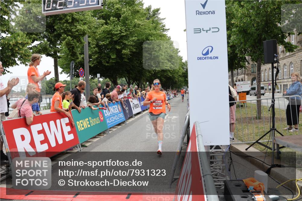 15.06.2025 - REWE Women's Run Strokosch-Dieckow http://msf.ph/oto/7931323 15.06.2025 10:53:53 Ziel 5081, 5276, 5375, 5607, 5685 meine-sportfotos.de